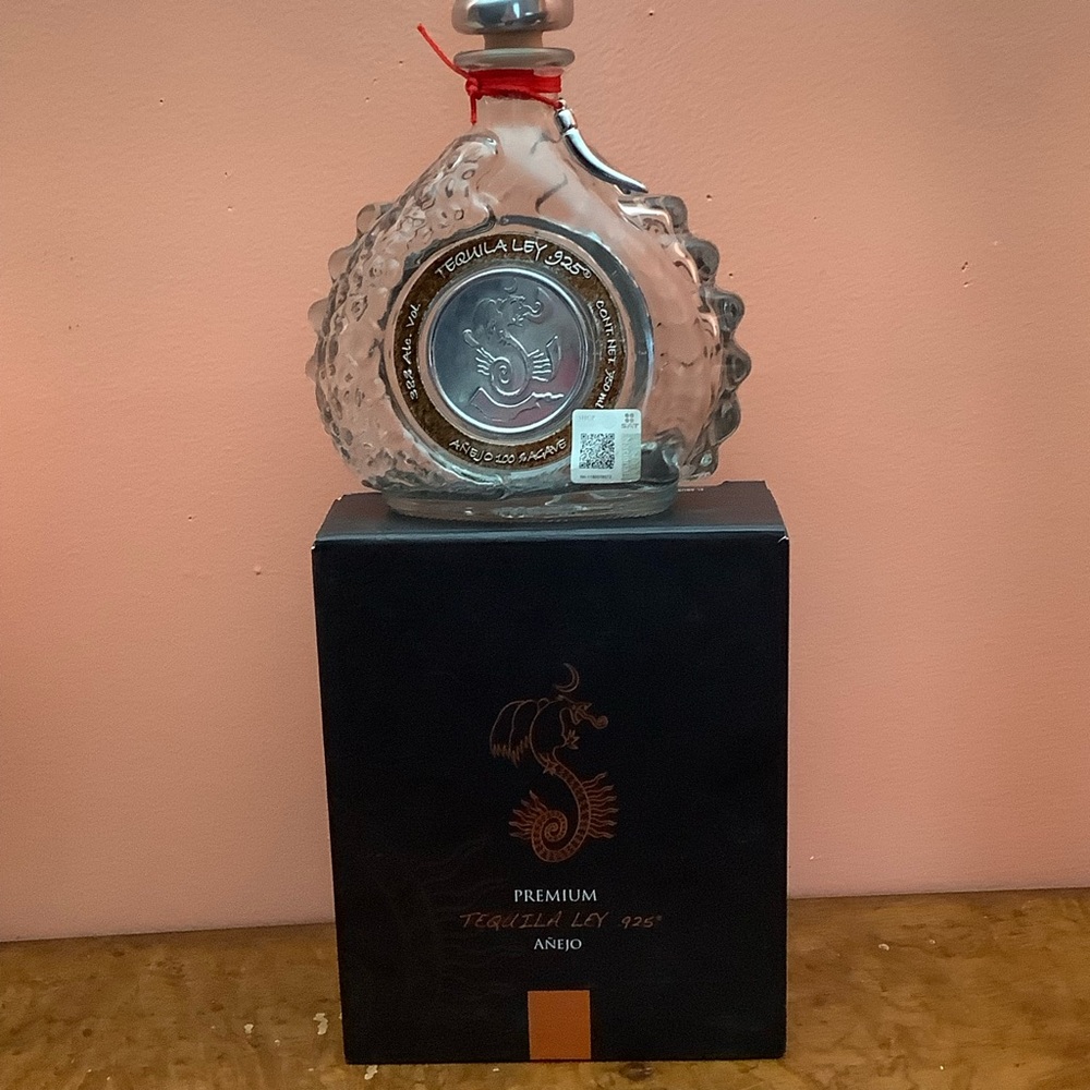 Premium Tequila Añejo Ley .925 Empty Bottle 750ml Dragon Design Red Ribbon Fang